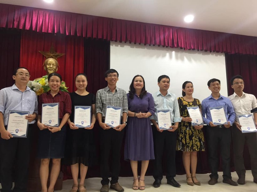 Bà Lê Thị Hương - Giám đốc Sở GD&ĐT trao giấy chứng nhận hoàn thành khóa học B2 cho học viên
