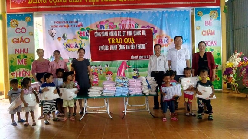 Những món quà của CĐ  ngành GD&ĐT Quảng Trị trao cho HS trường MN Vĩnh Hà huyện Vĩnh Linh - Quảng Trị.