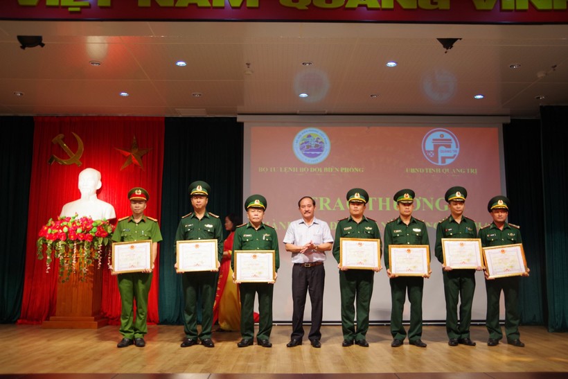 UBND tỉnh Quảng Trị trao bằng khen cho các tập thể, cá nhân tham gia đấu tranh thành công các chuyên án ma túy.