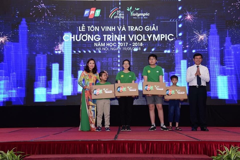 Nguyễn Bùi Đức Dũng (thứ 2 từ trái sang) học sinh lớp 6GO, Trường THCS - THPT Newton nhận giải thưởng.