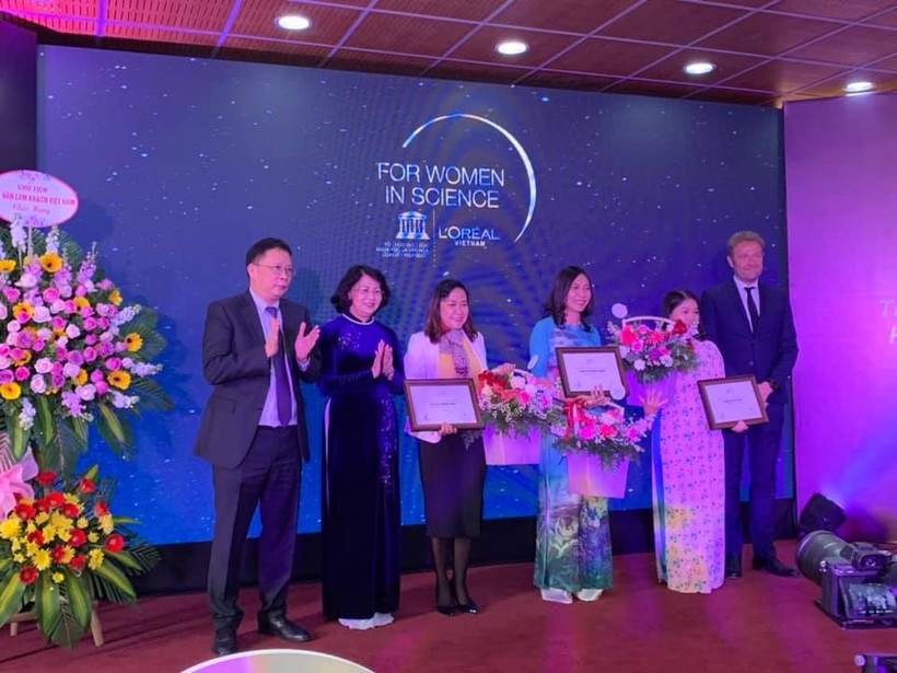 Phó Chủ tịch nước Đặng Thị Ngọc Thịnh trao bằng khen cho 3 Nhà khoa học nữ xuất sắc 2019.