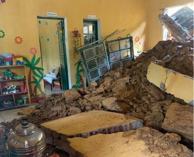 Lớp học tại phân hiệu Cửa Cải, trường MN số 1 thị trấn Phong Hải, huyện Bảo Thắng bị đất đá sạt lở.
Ảnh: IT