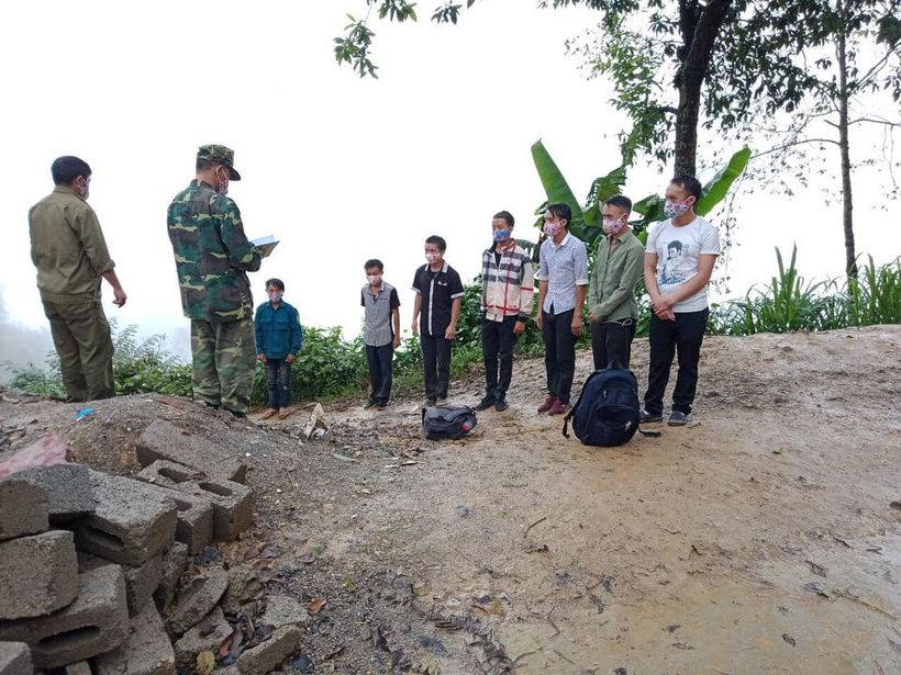 Cán bộ, chiến sỹ Đồn Biên phòng Lũng Cú kiểm tra, lấy lời khai các công dân nhập cảnh trái phép vào Việt Nam