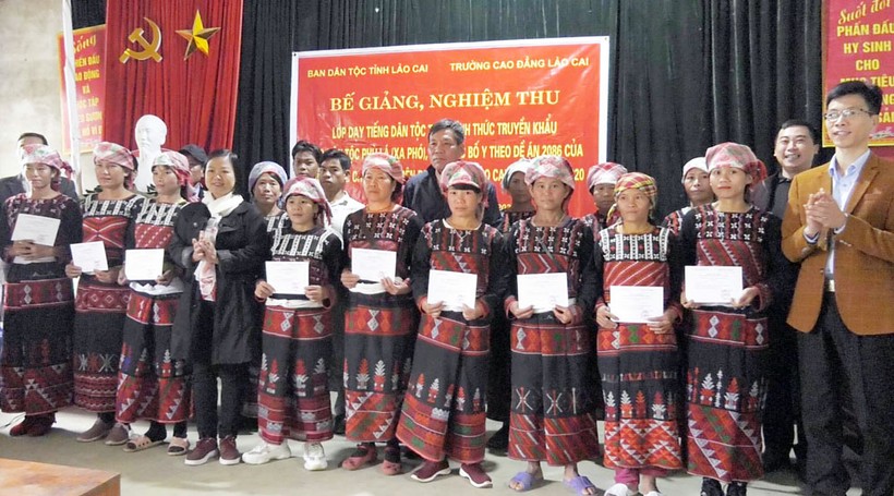 Lào Cai: Dạy tiếng dân tộc cho 100 học viên người Phù Lá 