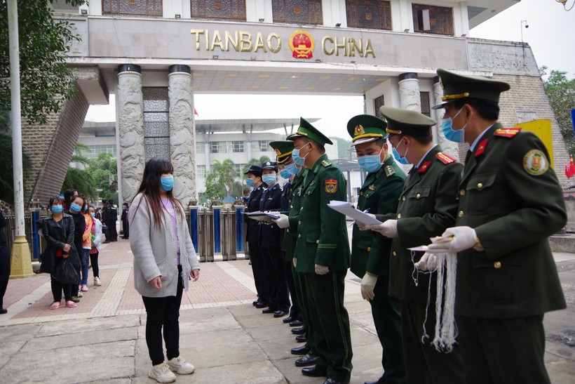 Hà Giang: Tiếp nhận 114 công dân Việt Nam do Trung Quốc trao trả