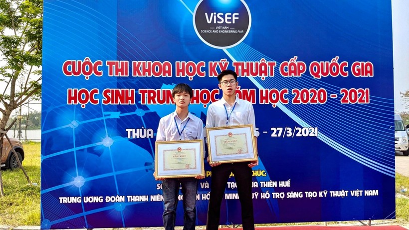 2 HS Trường THPT Hoa Lư A (Ninh Bình) chủ nhân của  dự án “Giường bệnh thông minh" đạt giải nhất tại cuộc thi.