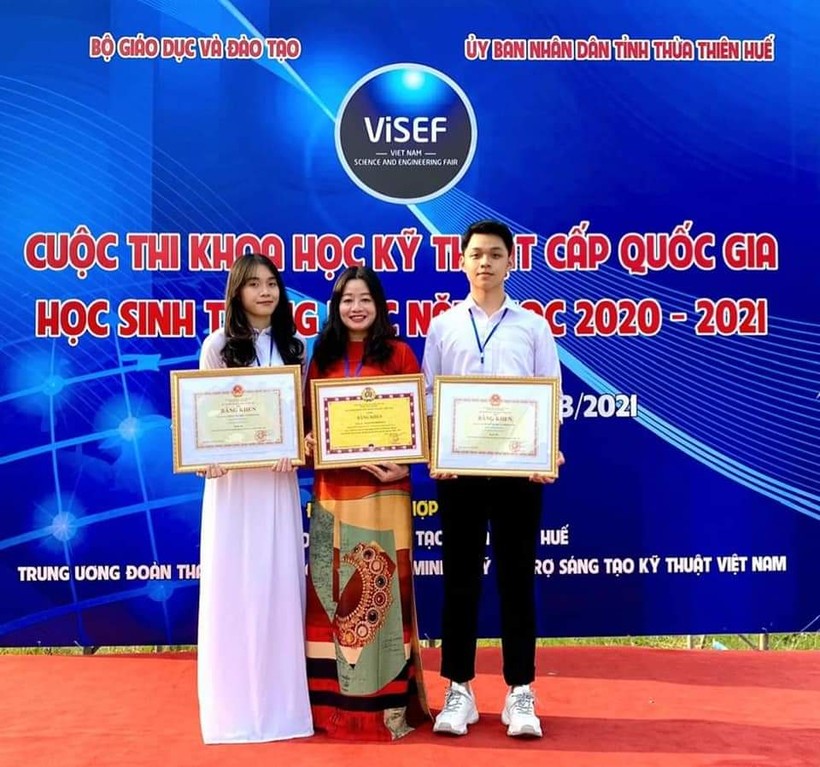 Nhóm học sinh Hoàng Việt Phúc, Vũ Phương Mai và cô giáo Phạm Minh Huệ, Trường THPT Chuyên Lào Cai tại Cuộc thi KHKT cấp quốc gia.