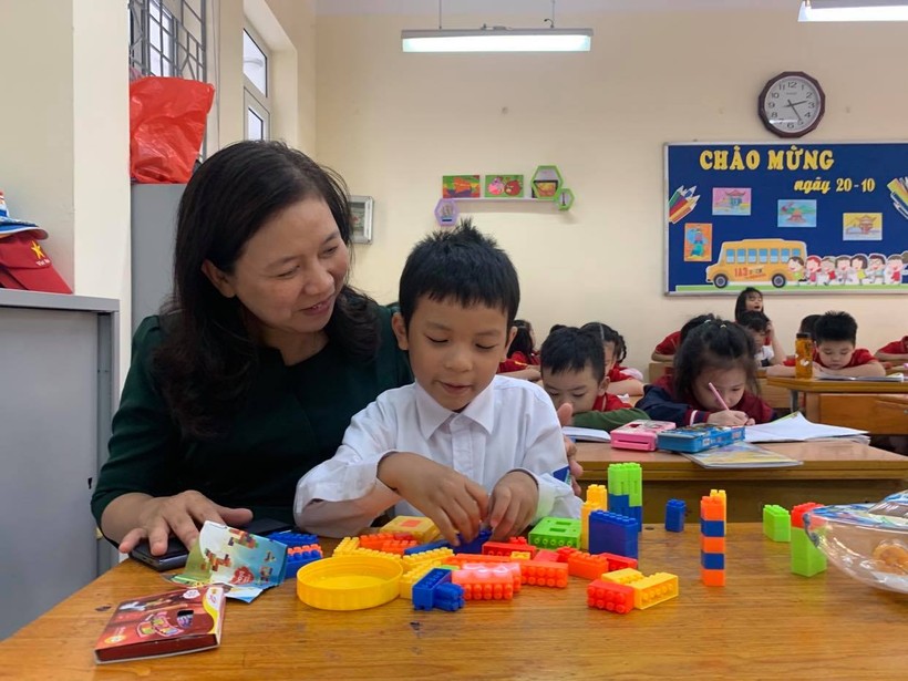 Nhà giáo Nguyễn Thị Kim Ngọc - Hiệu trưởng Trường Tiểu học Phan Đình Giót - một trong số 917 cá nhân được phong tặng Danh hiệu "Nhà giáo ưu tú" năm 2021.