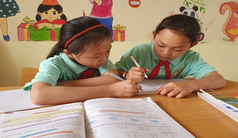 Em Tẩn Thị Thu Hiền (trái)  dù hoàn cảnh  khó khăn nhưng luôn chăm chỉ học tập. 
