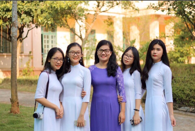 Cô Nguyễn Thị Hạnh (giữa) Trường THTP chuyên Lào Cai (Lào Cai) vừa được phong tặng danh hiệu NGƯT năm 2021