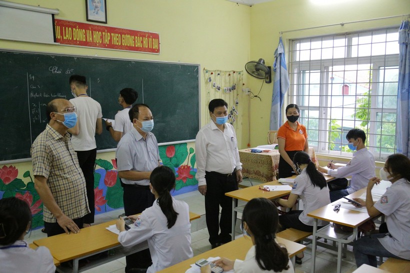 Thứ trưởng  Nguyễn Hữu Độ kiểm tra chuẩn bị Kỳ thi tốt nghiệp THPT năm 2021 tại trường THPT Bạch Đằng. 