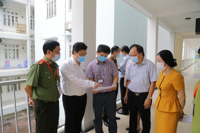 Thứ trưởng Nguyễn Hữu Độ kiểm tra công tác chuẩn bị tại khu in sao đề trước khi diễn ra Kỳ thi.