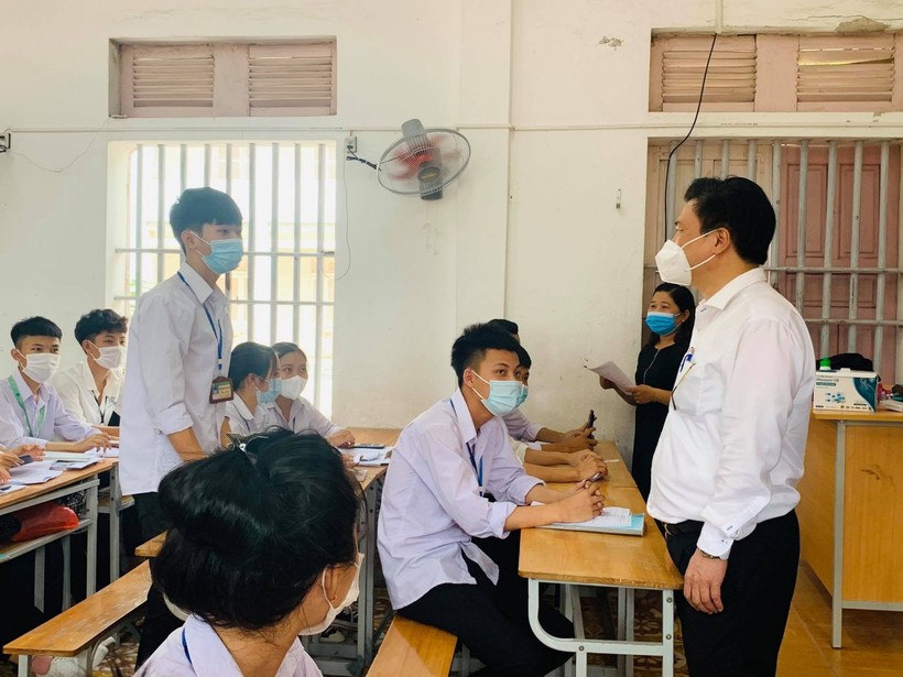 Thứ trưởng Nguyễn  Hữu Độ kiểm tra công tác chuẩn bị thi tốt nghiệp THPT tại Trường THPT Yên Khánh B (Yên Khánh- Ninh Bình).