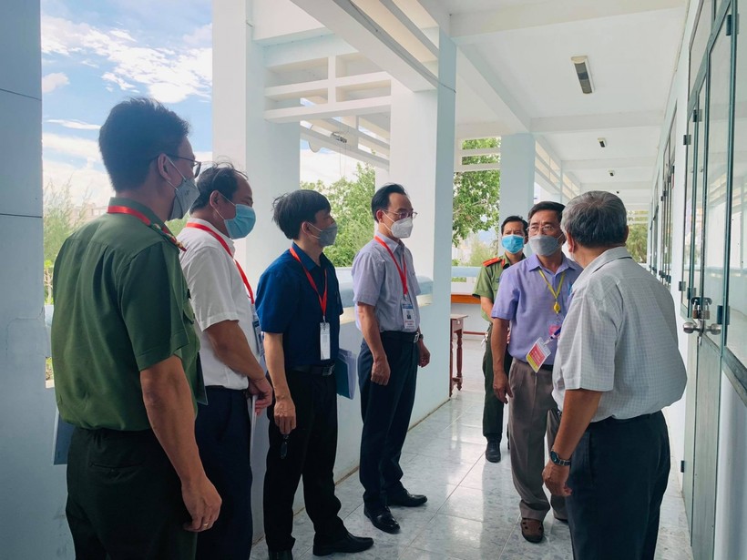 Thứ trưởng Hoàng Minh Sơn và đoàn công tác kiểm tra tại điểm thi Trường THPT chuyên Lê Quý Đôn.