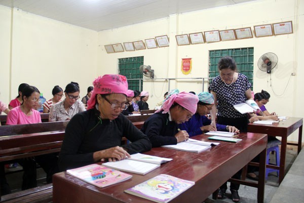 Lớp xóa mù chữ cho người cao tuổi được tổ chức hiệu quả tại Lào Cai. Ảnh: IT