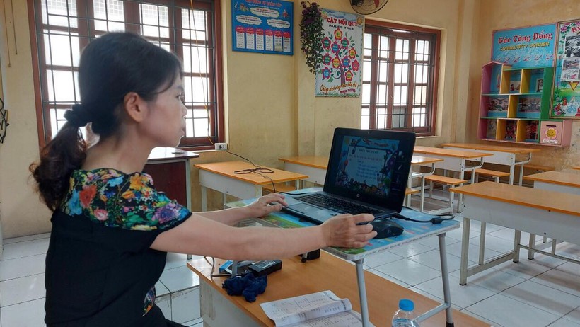 GV Trường Tiểu học Phong Khê (thành phố Bắc Ninh - Bắc Ninh) dạy học trực tuyến. 