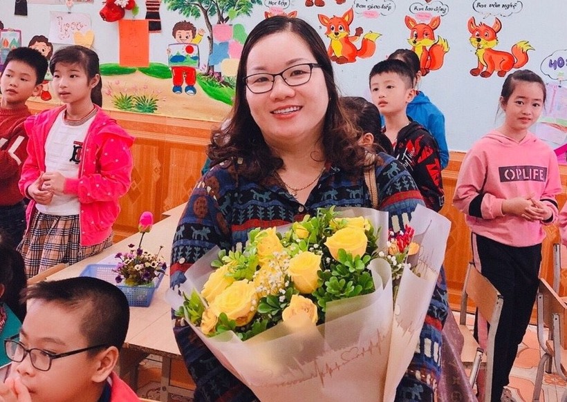 Cô giáo tiếng Anh Trần Thị Mai Khanh đón niềm vui đầu năm học mới. 
