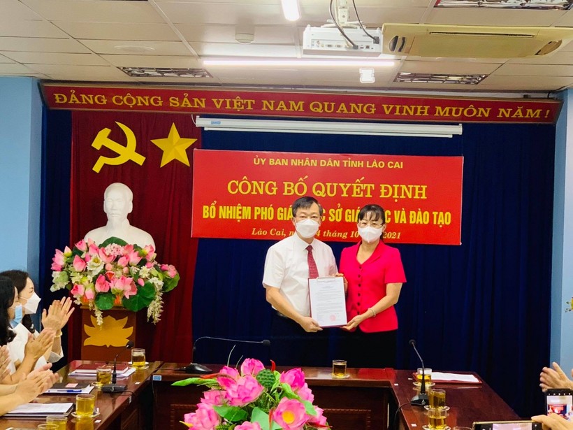 Phó Chủ tịch UBND tỉnh Lào Cai, bà Giàng Thị Dung trao quyết định điều động, bổ nhiệm Phó giám đốc Sở GD&ĐT cho ông Nguyễn Minh Thuận. 