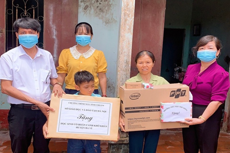 Nhiều học sinh nghèo đã được trao tặng máy tính để học tập. 