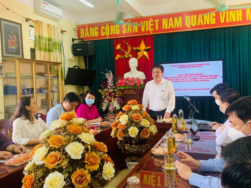 Thứ trưởng Bộ GD&ĐT Nguyễn Hữu Độ trao đổi trong buổi làm việc tại Trường THCS Hợp Hưng (Đông Hưng - Thái Bình).