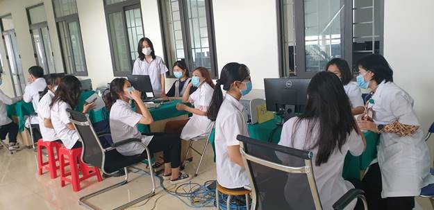 Tiêm thí điểm vắc xin phòng Covid-19 cho HS Trường THPT chuyên Lào Cai.