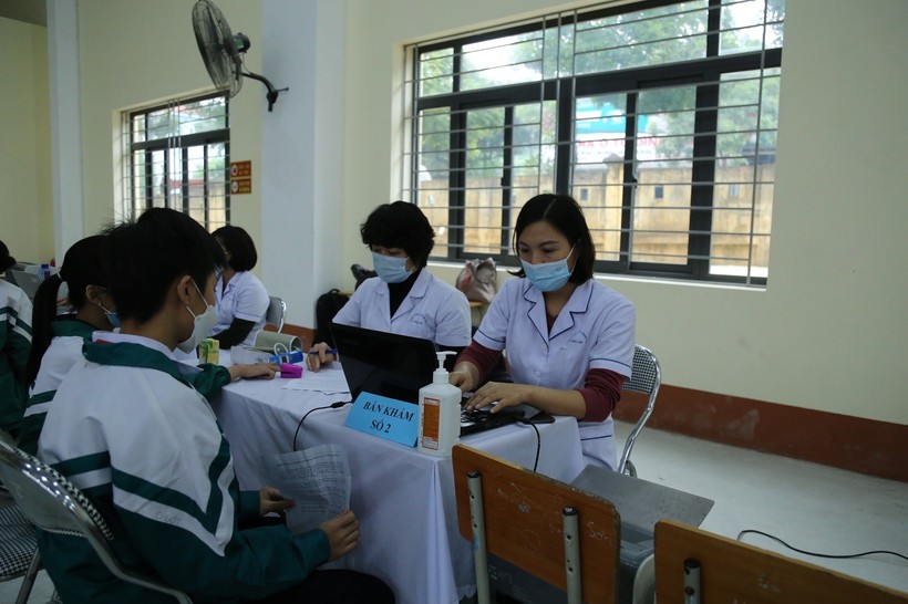 Hơn 7.000 học sinh khối THCS  thành phố Lào Cai được tiêm vắc xin phòng Covid-19. 