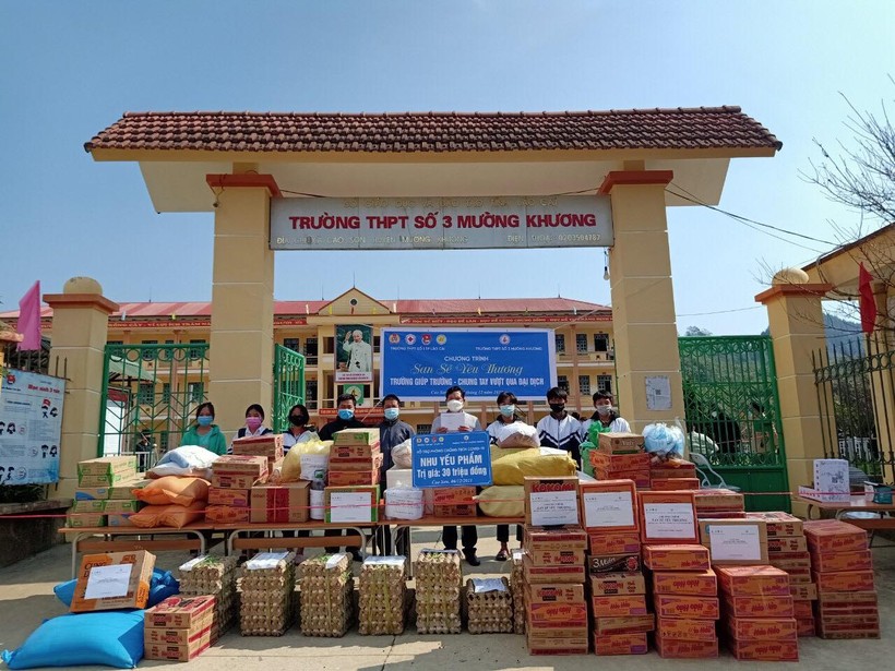 Trường THPT số 1 thành phố Lào Cai đã trao số hiện vật trị giá 30 triệu đồng tới Trường THPT số 3 huyện Mường Khương. 