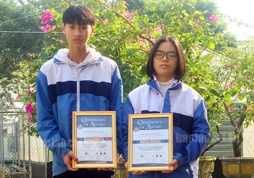 2 HS Trường THPT Chuyên Lào Cai trong nhóm đề tài đạt Huy chương Vàng.