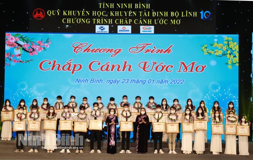 Chương trình khen thưởng lần thứ 11, năm 2021, Quỹ đã khen thưởng 315 học sinh, sinh viên Ninh Bình đạt thành tích xuất sắc với số tiền hơn 1,3 tỷ đồng.