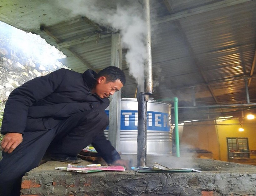 Thầy Bùi Huy Sơn đã học hỏi, cải biến nâng cao hiệu quả bếp ủ trấu.