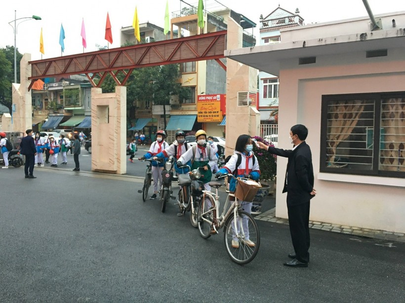 Nhiều trường học tại TP Lào Cai kết hợp dạy học trực tiếp với trực tuyến. 