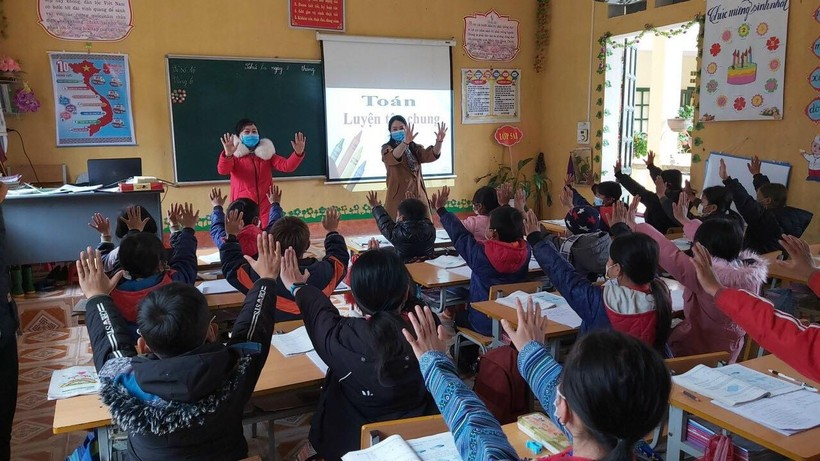 Học sinh tiểu học thành phố Lào Cai trở lại học trực tiếp.