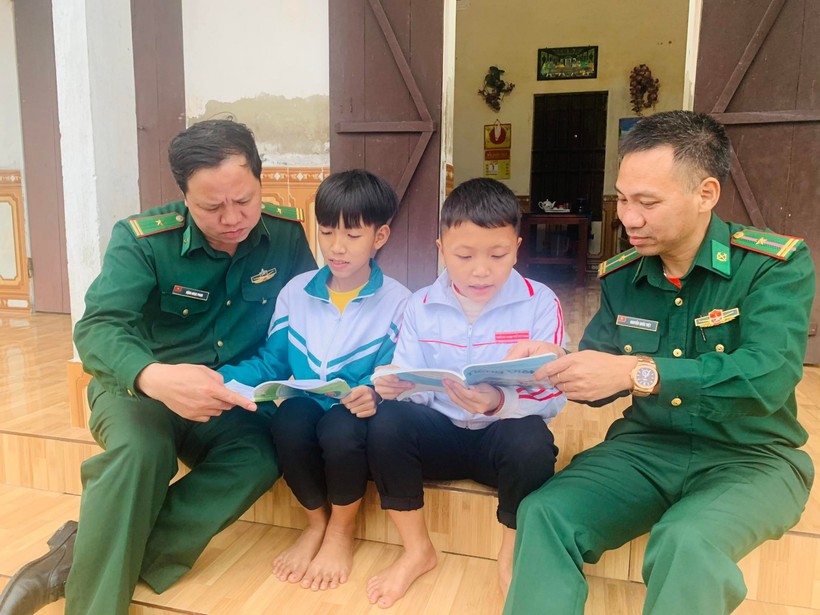 Các chiến sĩ Đồn Biên phòng Kim Sơn hỗ trợ cả tinh thần vật chất cho những trẻ em nghèo nơi biên giới. Ảnh: Đức Trí