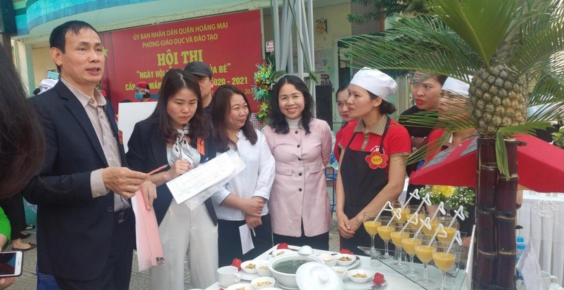 Cô Nguyễn Thị Minh Thơm (thứ năm từ trái sang) tham gia cuộc thi nấu ăn cho trẻ mầm non. 