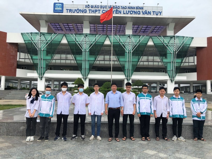 Đội tuyển Trường THPT chuyên Lương Văn Tụy (Ninh Bình)