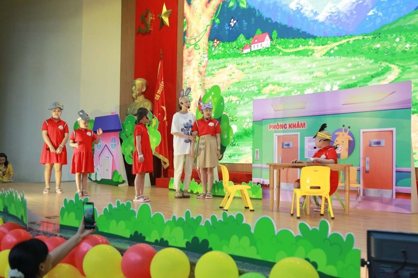 Trẻ nhỏ, học sinh được hòa mình vào sân khấu nghệ thuật.