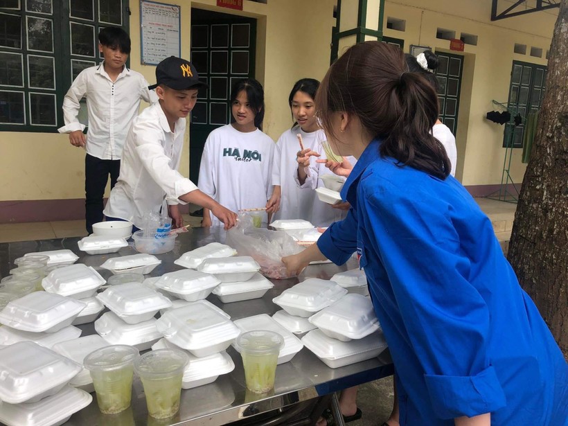 Suất ăn miễn phí cho học sinh dự Kỳ thi tốt nghiệp THPT tại điểm thi Trường THPT số 1 Văn Bàn (Lào Cai)