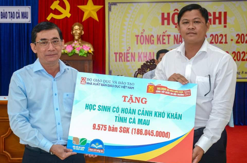 Nhà xuất bản Giáo dục Việt Nam tặng sách giáo khoa cho học sinh nghèo tỉnh Cà Mau