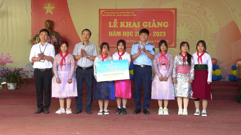 Đại diện NXBGDVN tặng quà cho đại diện học sinh Trường PTDT Tiểu học & THCS Sà Phìn, huyện Đồng Văn, Hà Giang.
