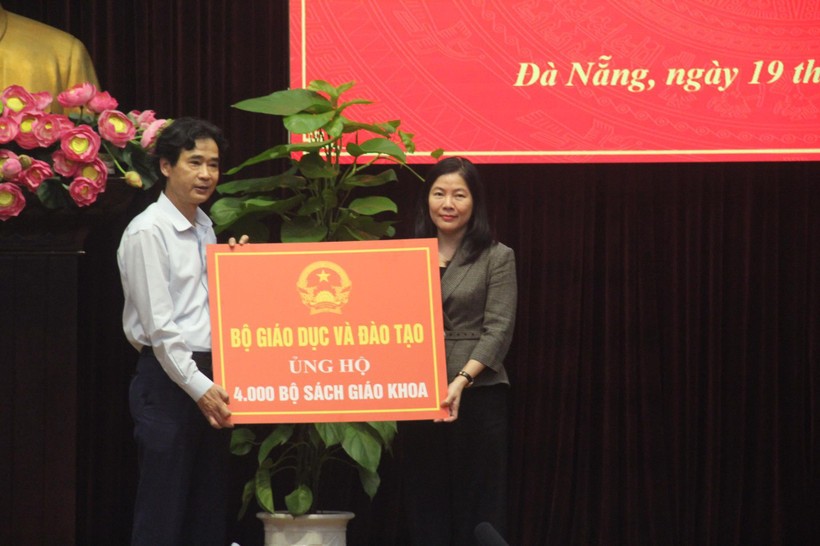 Ông Phạm Hùng Anh (trái), Vụ trưởng Vụ GDCT và CTHSSV trao biển tượng trưng cho ngành giáo dục Đà Nẵng.