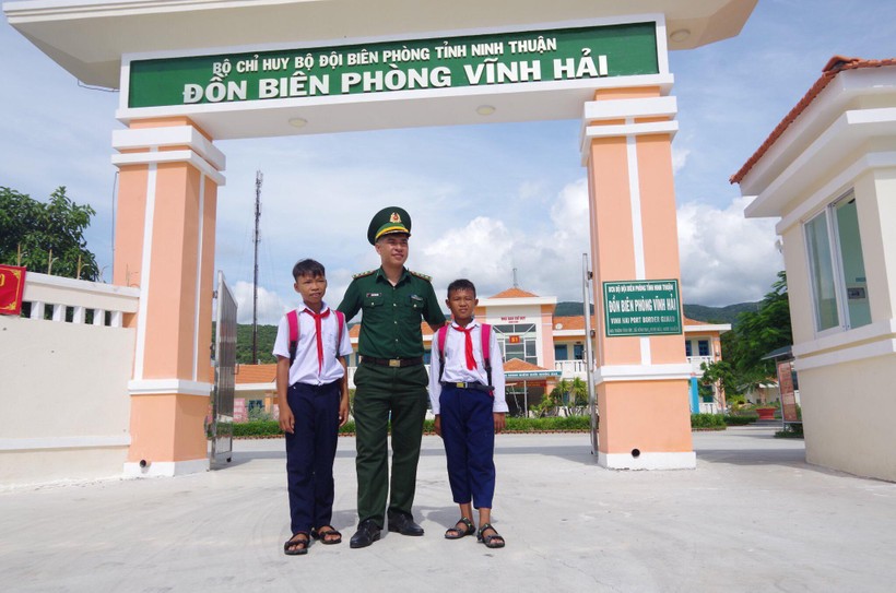 2 học sinh nghèo dân tộc Raglai đã nhận được sự hỗ trợ của Đồn Biên phòng Vĩnh Hải. 