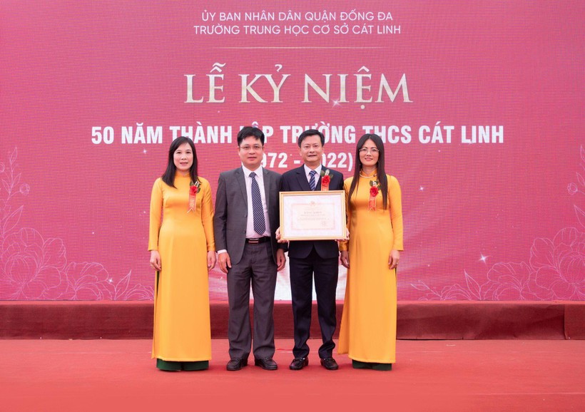 PGS.TS Nguyễn Xuân Thành trao Bằng khen của Bộ trưởng Bộ GD&ĐT tới Ban giám hiệu Trường THCS Cát Linh.