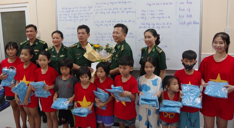 Lớp học tình thương do Thiếu tá Nguyễn Văn Tưởng (ngoài cùng bên trái) phụ trách 18 năm. 