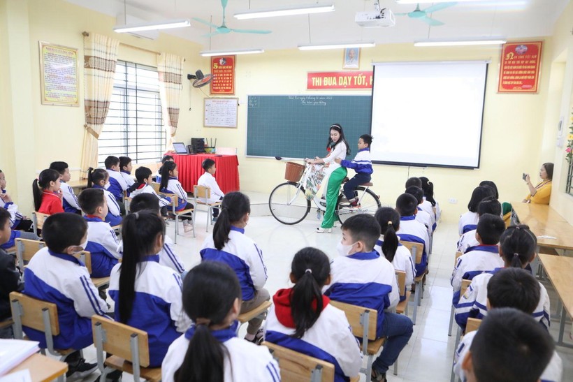Hướng dẫn học sinh cách đi xe đạp an toàn.