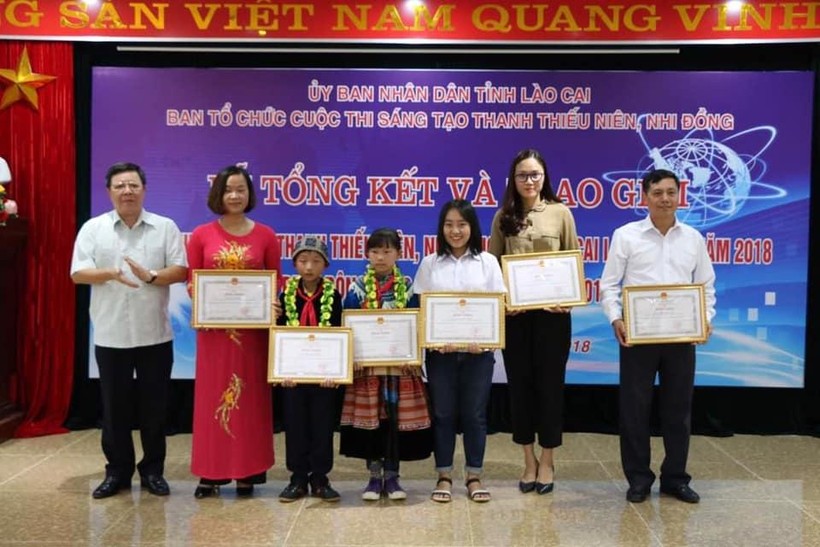 Cô Hoàng Thị Thủy (thứ 2 bên trái) đã thành công ở vài trò hướng dẫn nhiều cuộc thi NCKH toàn quốc.