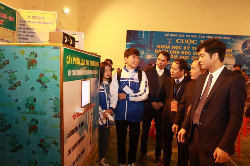 Ông Phan Thành Công, Giám đốc Sở GD&ĐT Ninh Bình (ngoài cùng bên phải) tại khai mạc Cuộc thi. 