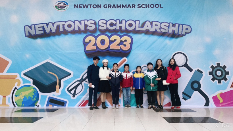 Nguyễn Hải Bình (thứ tư từ trái sang), cùng thầy cô và các bạn tham gia kì thi “Chung kết ASMO Quốc tế năm 2023” tại Hà Nội. 