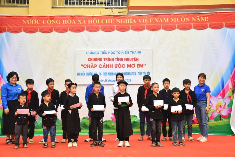 Học sinh Trường TH&THCS Minh Chuẩn nhận quà của thầy trò Trường Tiểu học Tô Hiến Thành trao tặng.