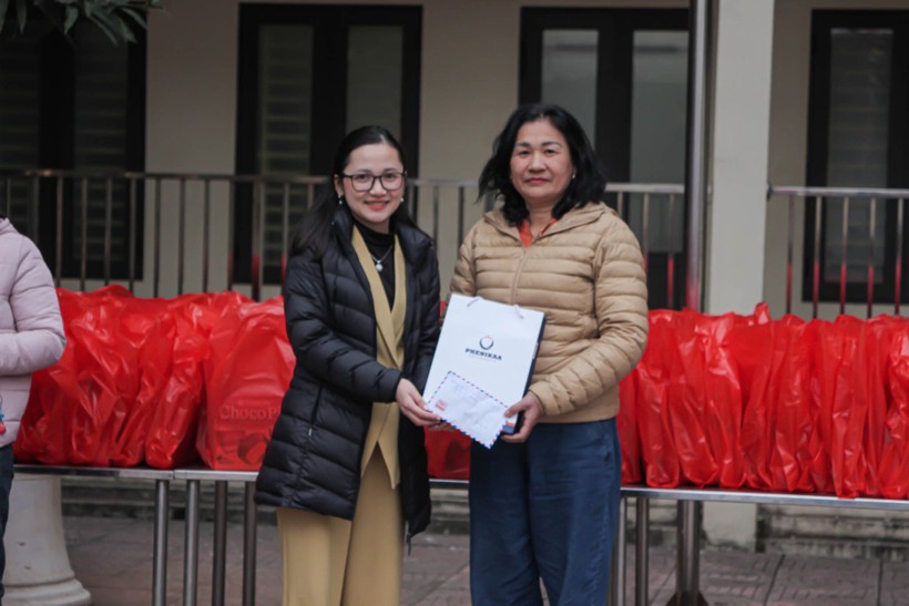 Th.S Quan Thị Mai Hương (bên trái) trao tặng 5 triệu đồng cho Trung tâm Nuôi dưỡng trẻ khuyết tật Hà Nội.