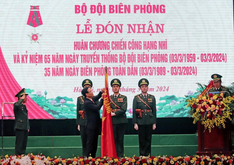 Chủ tịch nước Võ Văn Thưởng gắn Huân chương Chiến công hạng Nhì lên Quân kỳ Quyết thắng của BĐBP.